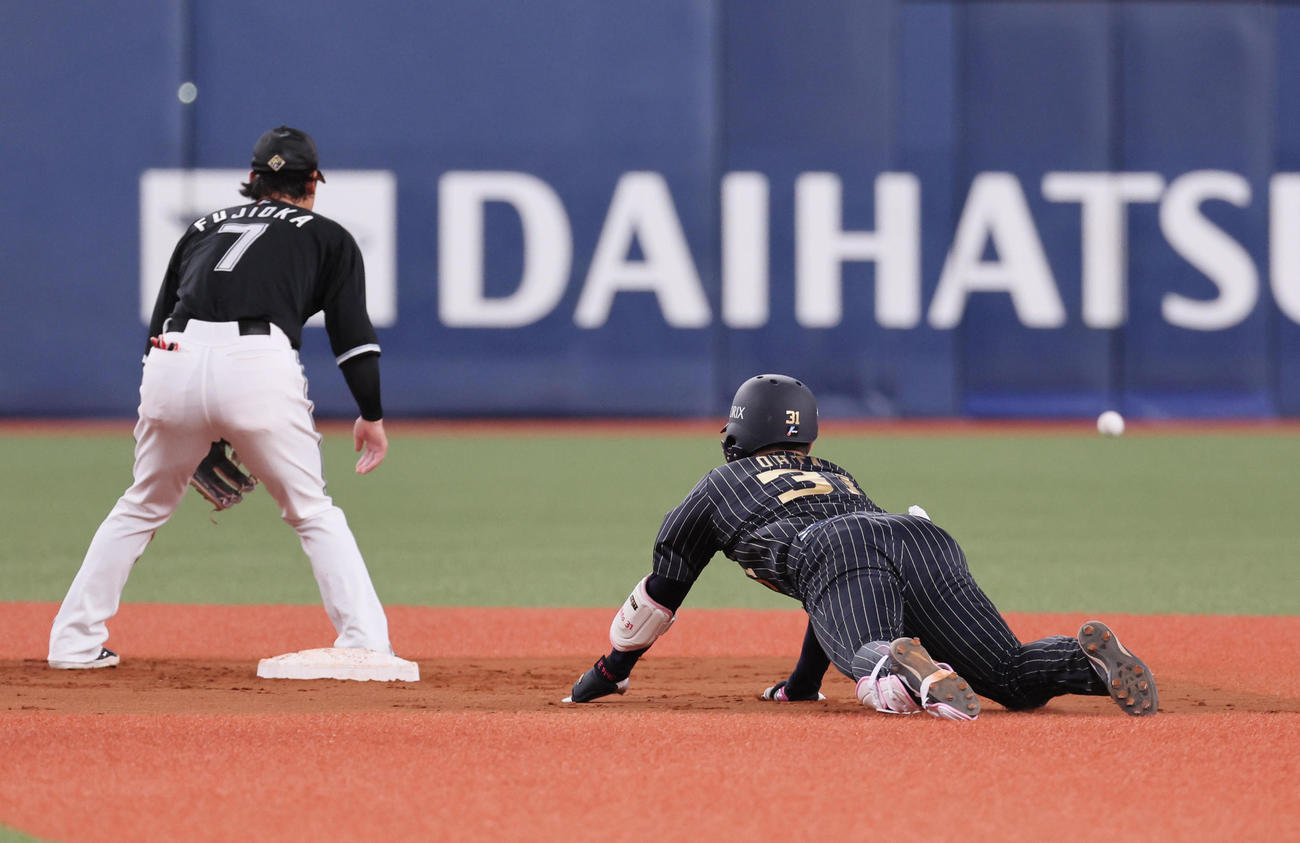 オリックス対ロッテ　7回裏オリックス2死三塁、太田は中堅に先制適時二塁打を放つ（撮影・宮崎幸一）