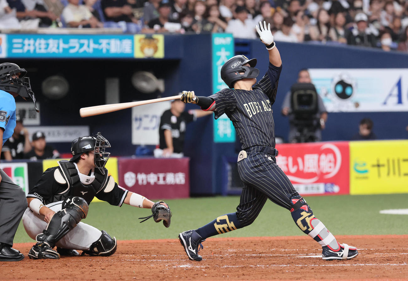 オリックス対ロッテ　4回裏オリックス2死、西川は右翼へ二塁打を放つ（撮影・宮崎幸一）