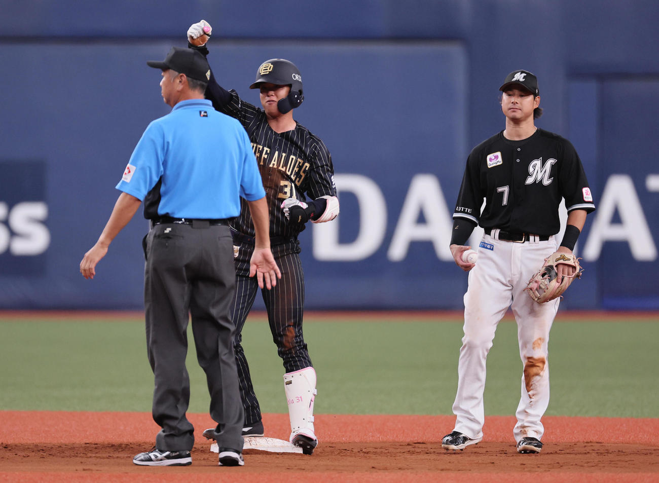 オリックス対ロッテ　7回裏オリックス2死三塁、太田は中堅に先制適時二塁打を放ちガッツポーズ（撮影・宮崎幸一）