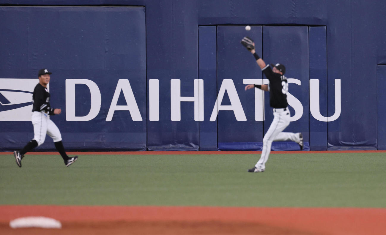 オリックス対ロッテ　7回裏オリックス2死二塁、高部（右）は西野の中前適時打をはじく（撮影・宮崎幸一）