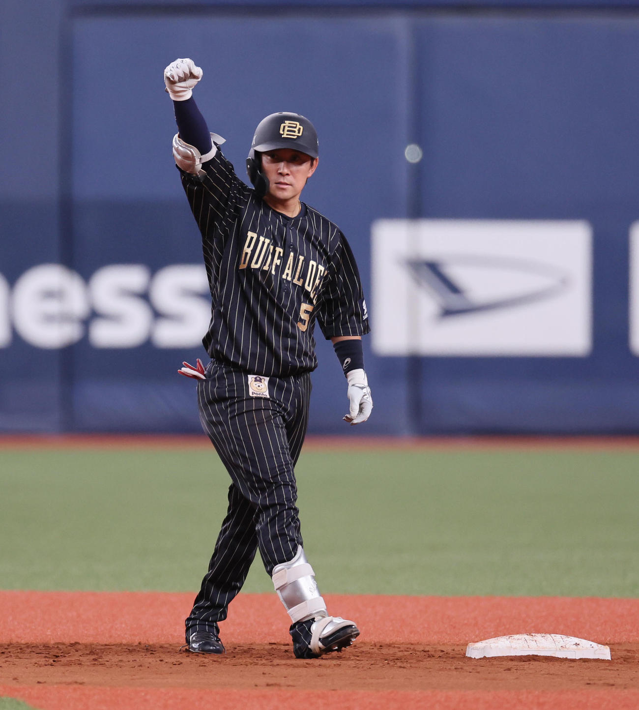 オリックス対ロッテ　7回裏オリックス2死二塁、西野は中前適時打を放ちガッツポーズ（撮影・宮崎幸一）
