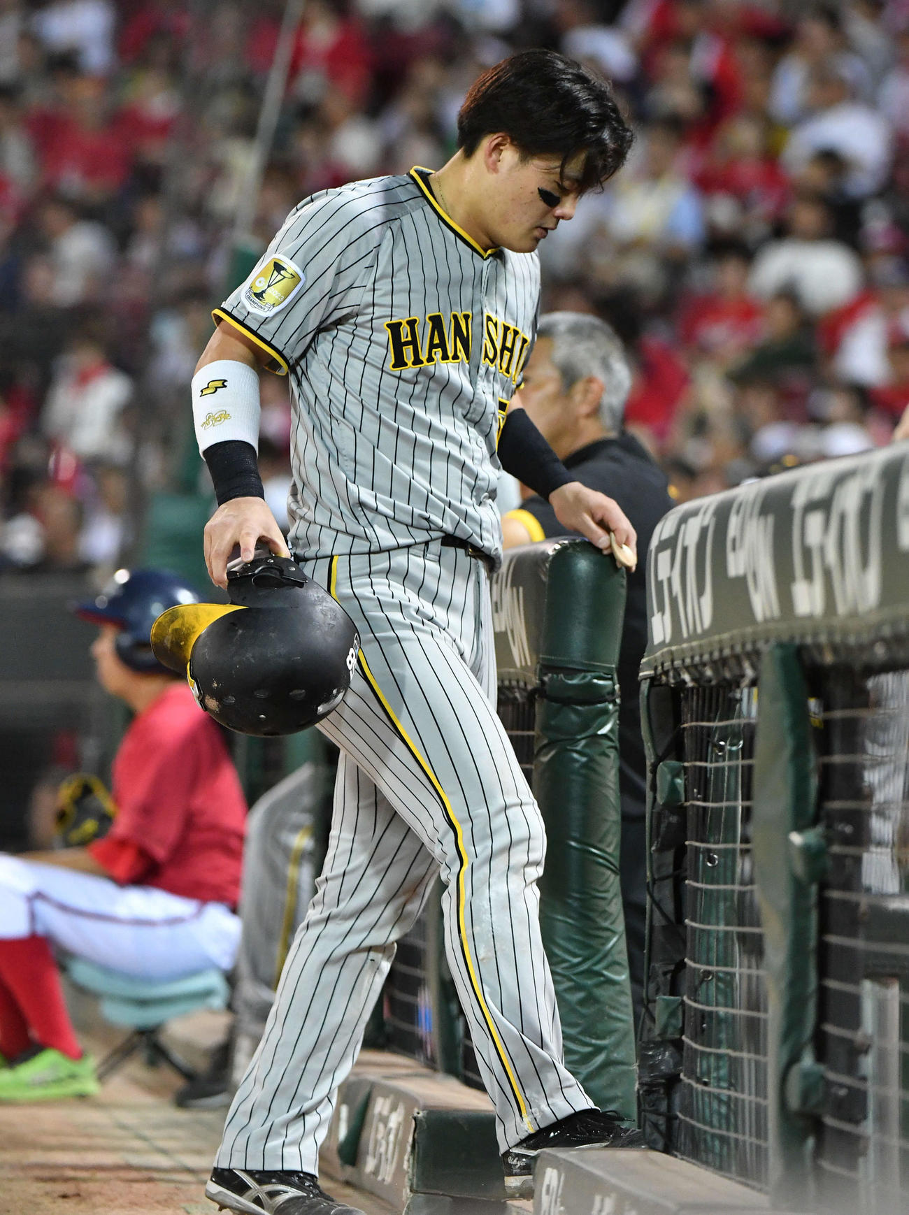 広島対阪神　7回表阪神無死一塁、右足に死球を受け、代走を送られてベンチへ戻る前川（2024年8月24日撮影）