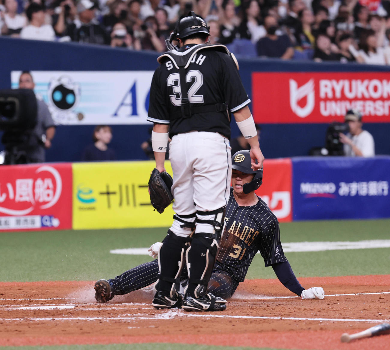 オリックス対ロッテ　7回裏オリックス2死二塁、太田は西野の中前打と守備が乱れる間に生還する（撮影・宮崎幸一）