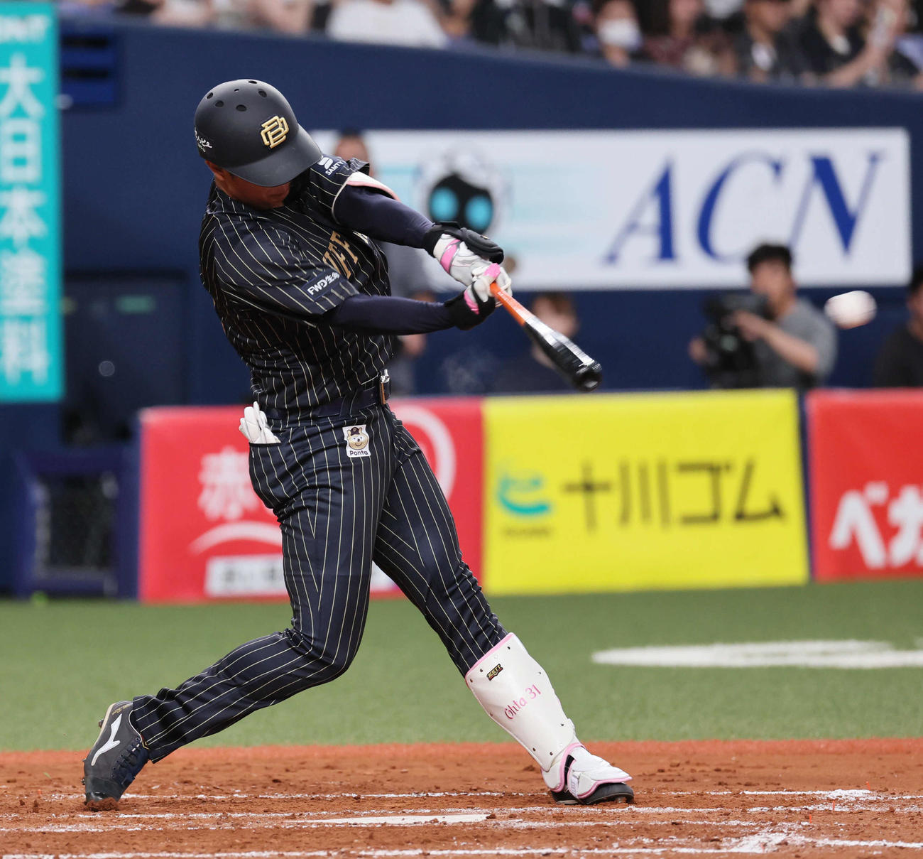 オリックス対ロッテ　7回裏オリックス2死三塁、太田は中堅に先制適時二塁打を放つ（撮影・宮崎幸一）