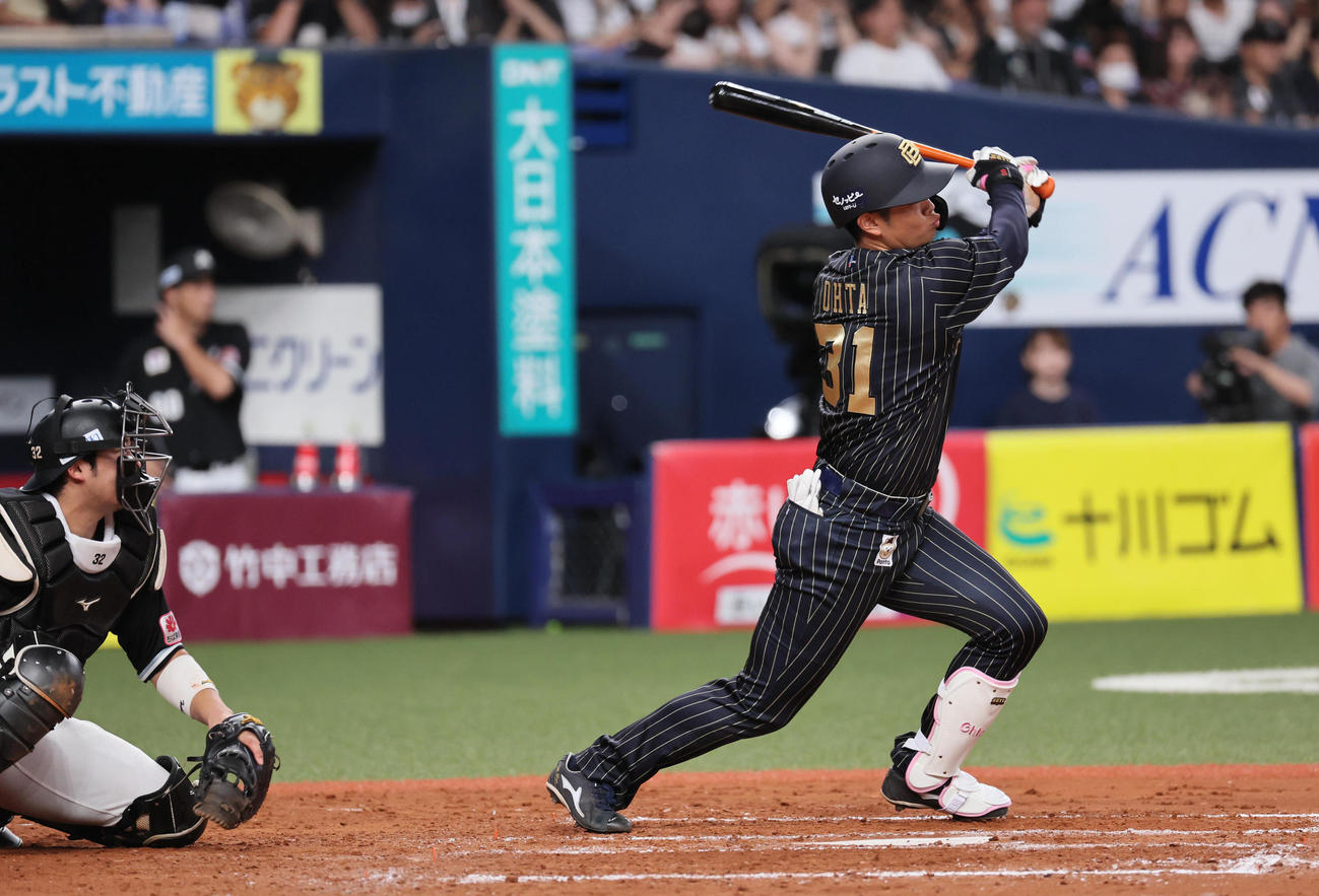 オリックス対ロッテ　7回裏オリックス2死三塁、太田は中堅に先制適時二塁打を放つ（撮影・宮崎幸一）