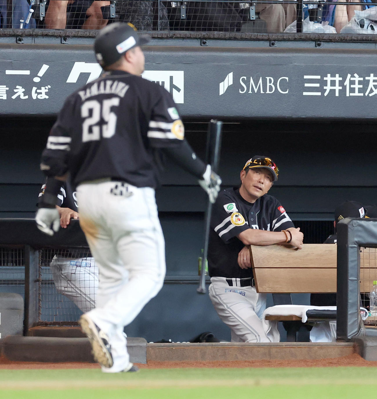 日本ハム対ソフトバンク　8回表ソフトバンク無死、山川が三振に倒れ遠くを見つめる小久保監督（右）（撮影・佐藤翔太）
