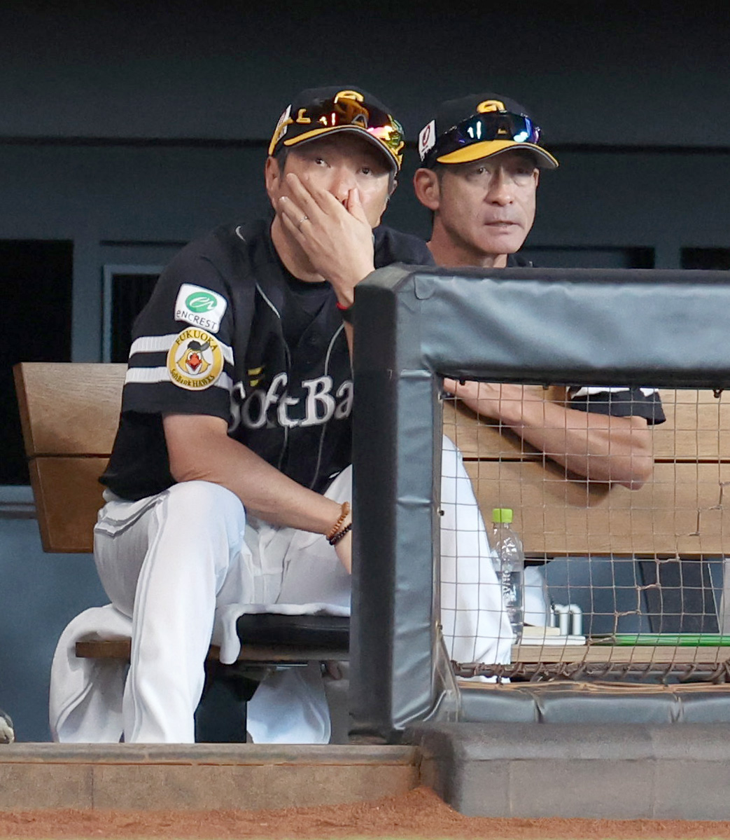 日本ハム対ソフトバンク　7回裏、ベンチで顔に手をやる小久保監督（撮影・佐藤翔太）