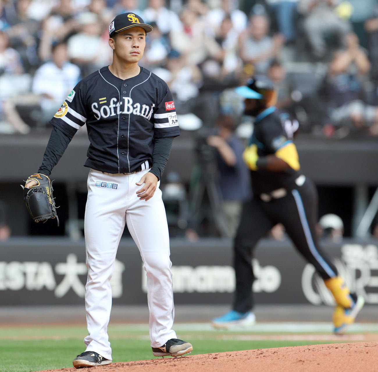 日本ハム対ソフトバンク　4回裏日本ハム無死、レイエスに中越え本塁打を浴びる松本晴（撮影・佐藤翔太）