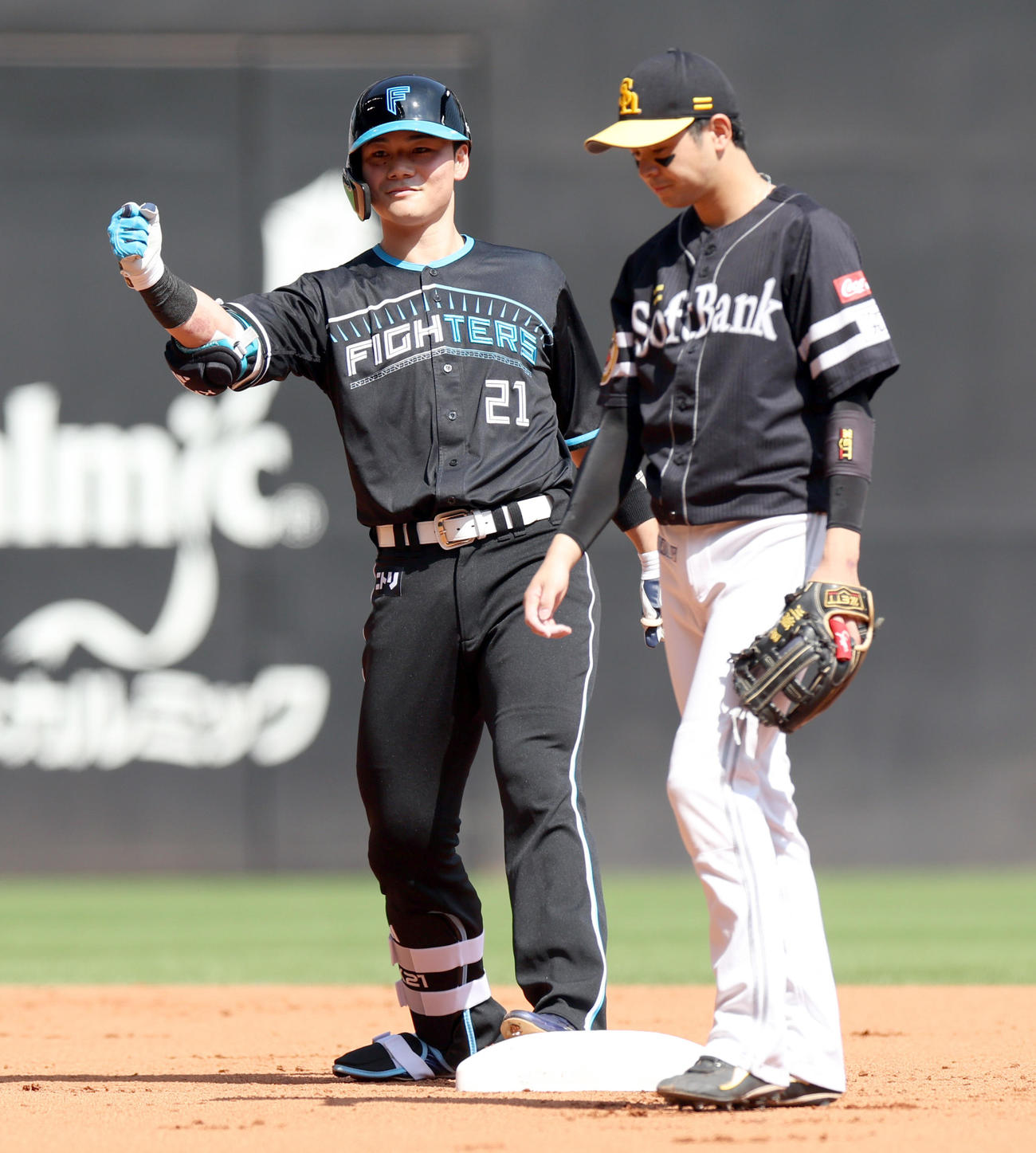 本ハム対ソフトバンク　1回裏日本ハム1死一、二塁、清宮は適時二塁打を放ちガッツポーズをする（撮影・佐藤翔太）