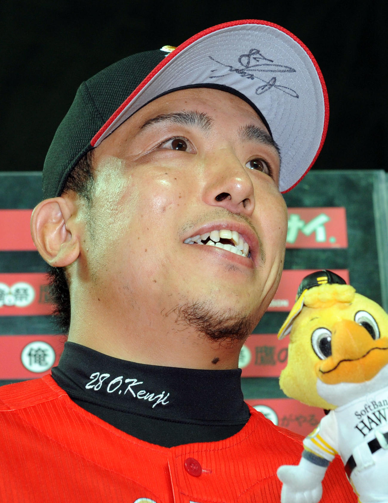 復活の1勝を挙げ、お立ち台で涙ぐむ大隣（2014年7月27日撮影）