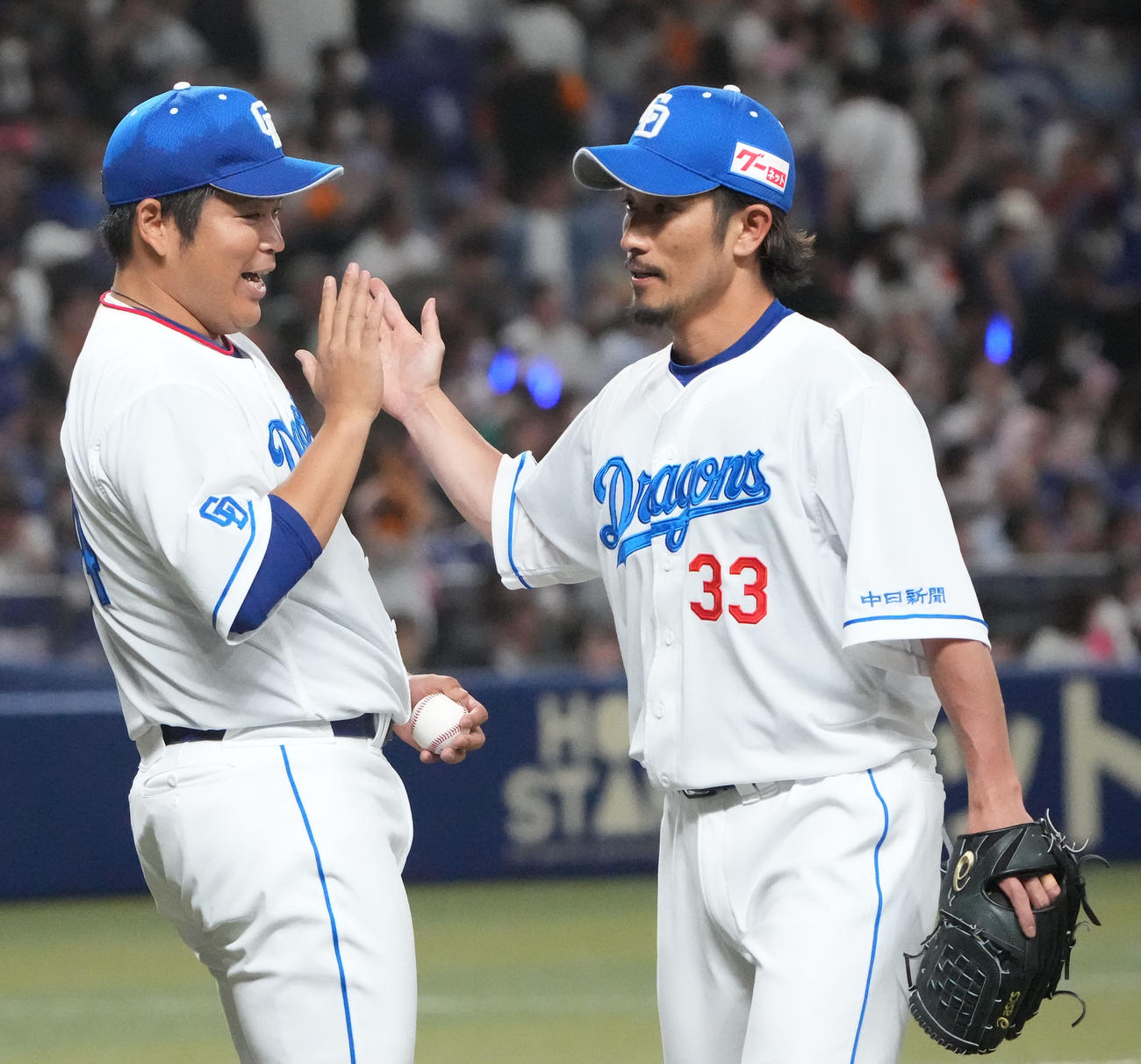 中日対巨人　試合終了、祖父江から勝利球を受け取る福（左）（2023年5月5日撮影）