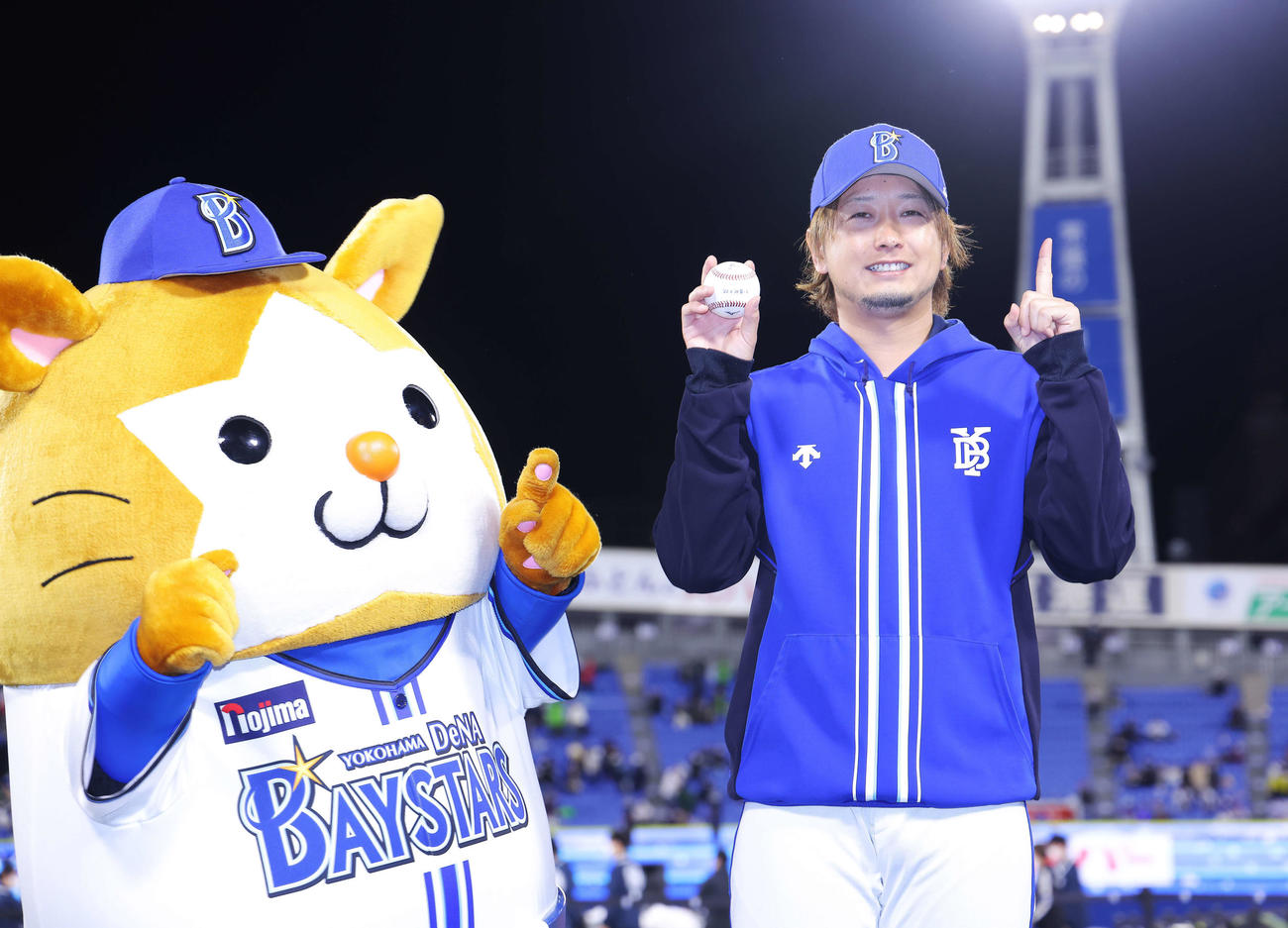 DeNA対ヤクルト　355日ぶりの白星に笑顔で写真に納まるDeNA三嶋（2023年4月26日撮影）