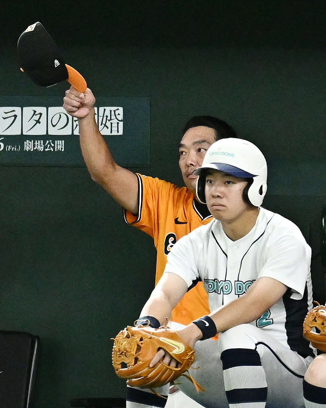 巨人対中日　8回表中日1死、岡林の三邪飛を好捕した坂本に帽子を脱いでたたえる阿部監督（撮影・滝沢徹郎）