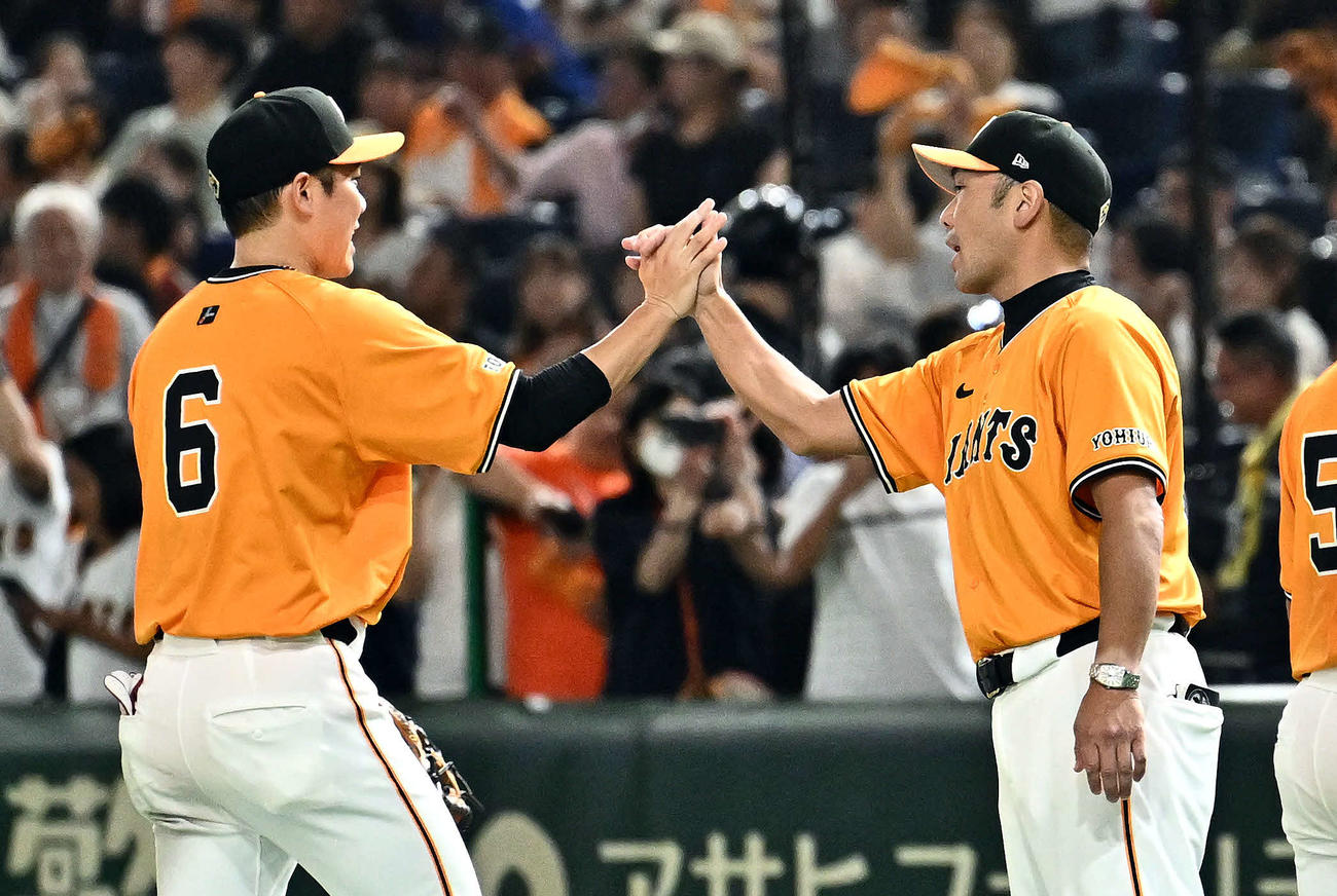 巨人対中日　勝利を飾り巨人阿部監督（右）は坂本とタッチをかわす（撮影・滝沢徹郎）