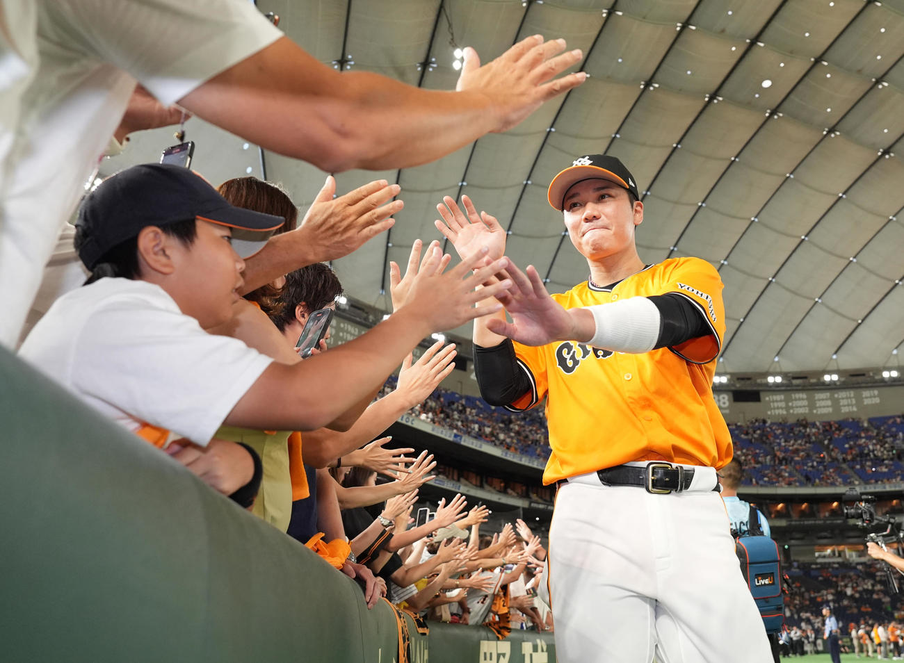巨人対中日　中日に勝利し、ファンとハイタッチする巨人坂本（撮影・鈴木みどり）