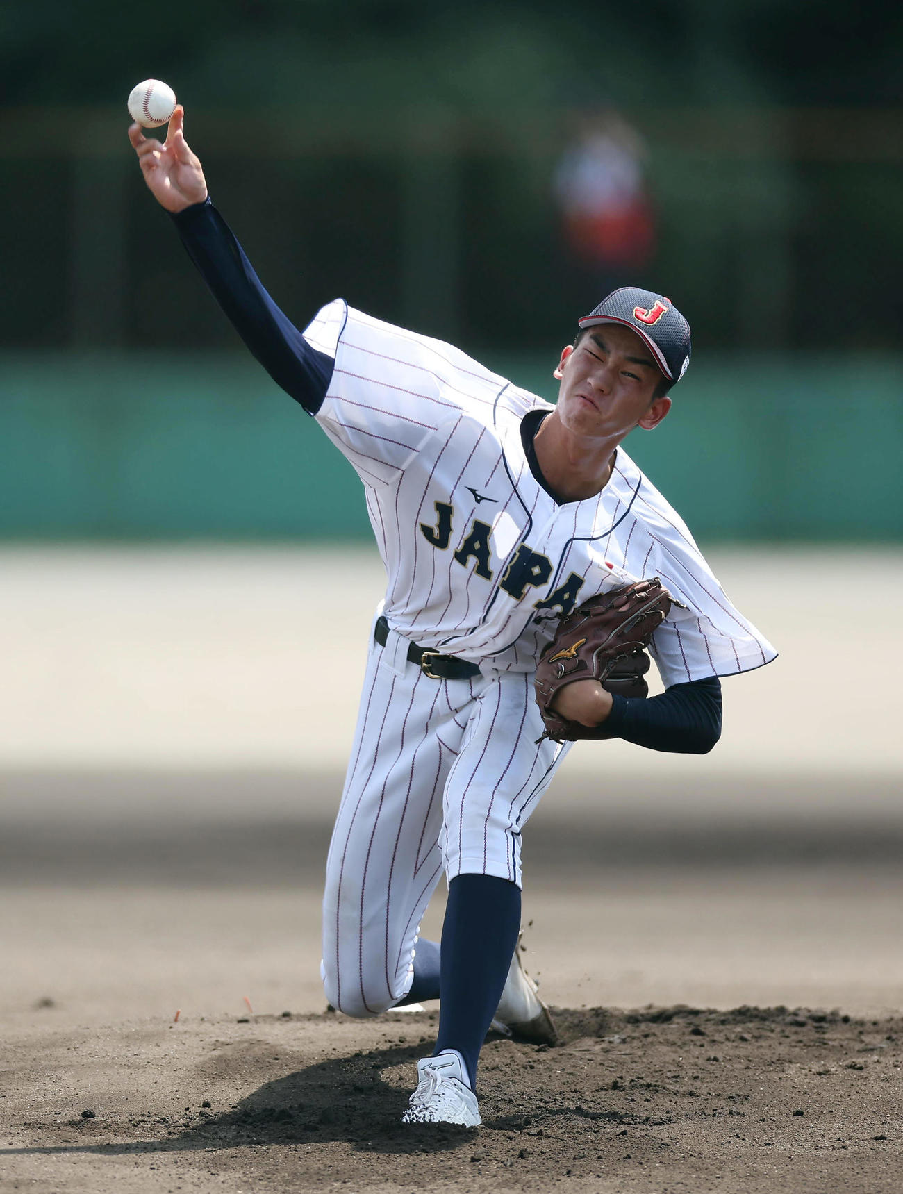 近大との練習試合で力投する今朝丸（撮影・前田充）