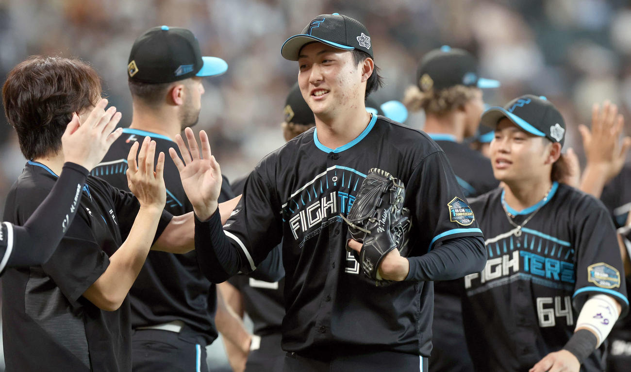 日本ハム対ソフトバンク　試合終了後、笑顔でナインとハイタッチをする日本ハム柳川（中央）（撮影・佐藤翔太）