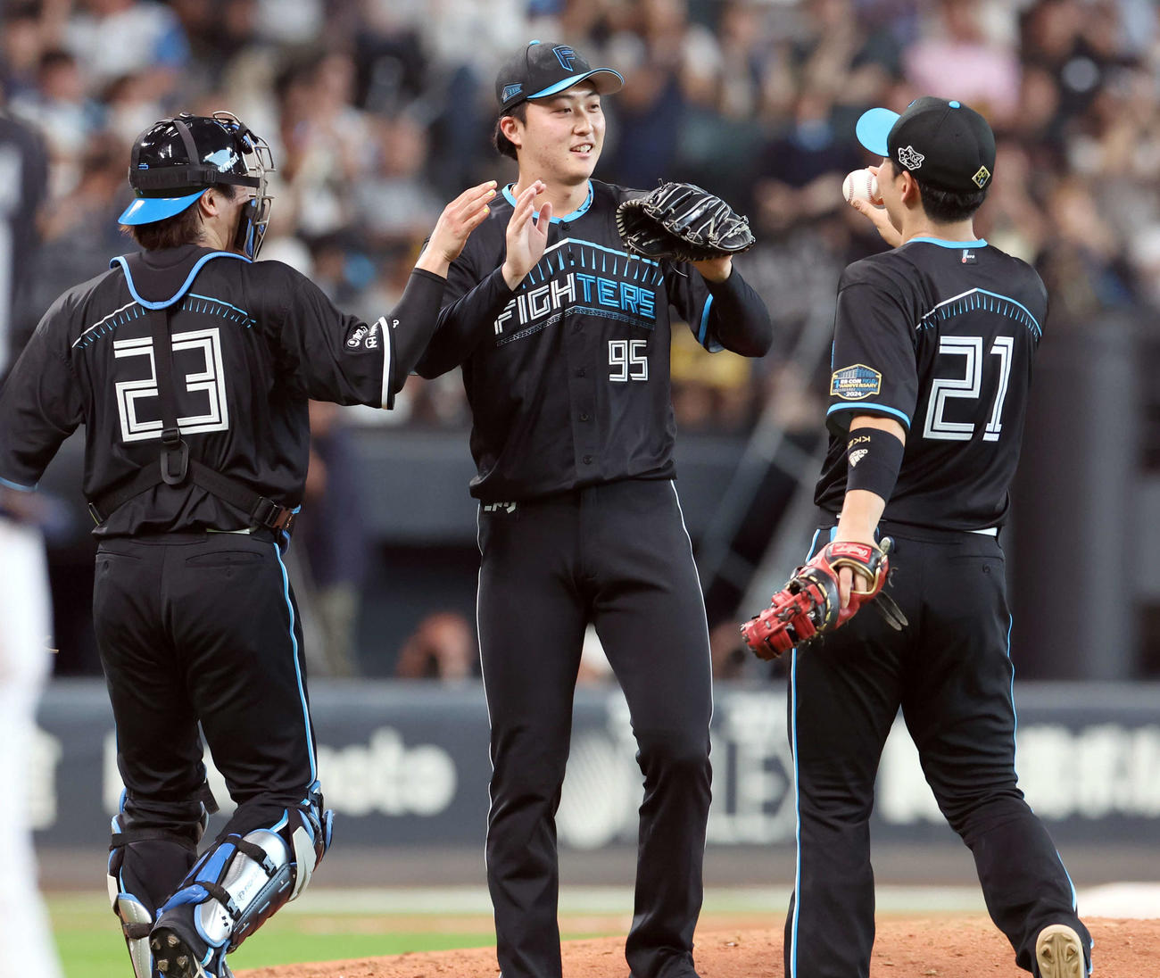 日本ハム対ソフトバンク　試合終了後、日本ハム柳川（中央）は清宮からボールを受けとる（撮影・佐藤翔太）