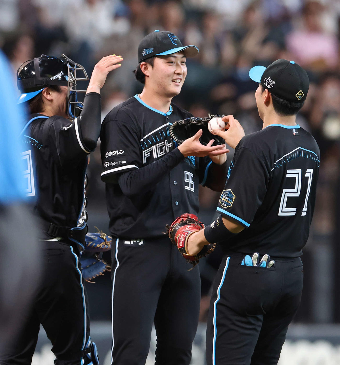 日本ハム対ソフトバンク　試合終了後、日本ハム柳川（中央）は清宮からボールを受けとる（撮影・佐藤翔太）