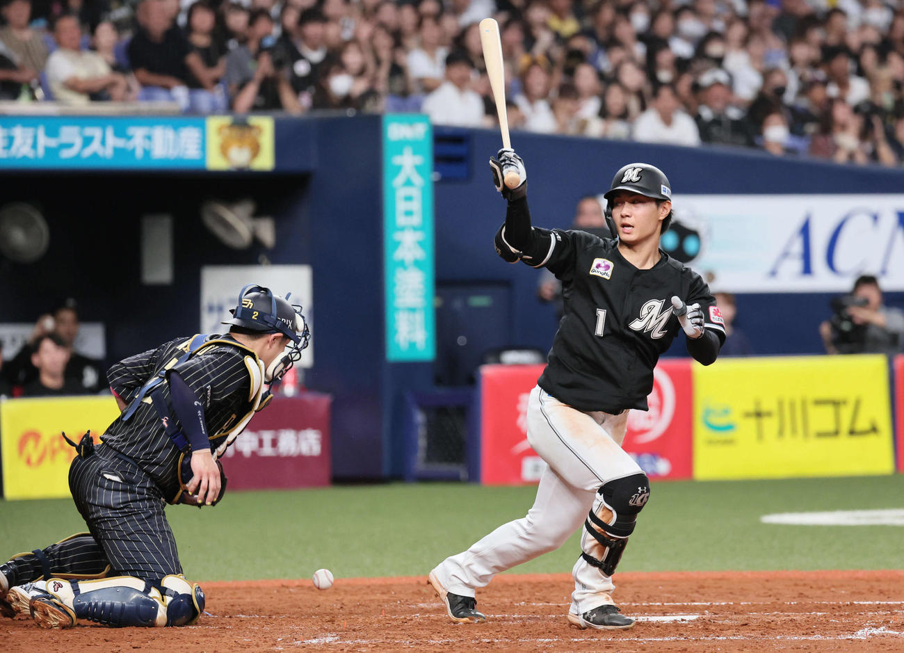 オリックス対ロッテ　5回表ロッテ2死満塁、藤原は空振り三振に倒れる（撮影・宮崎幸一）