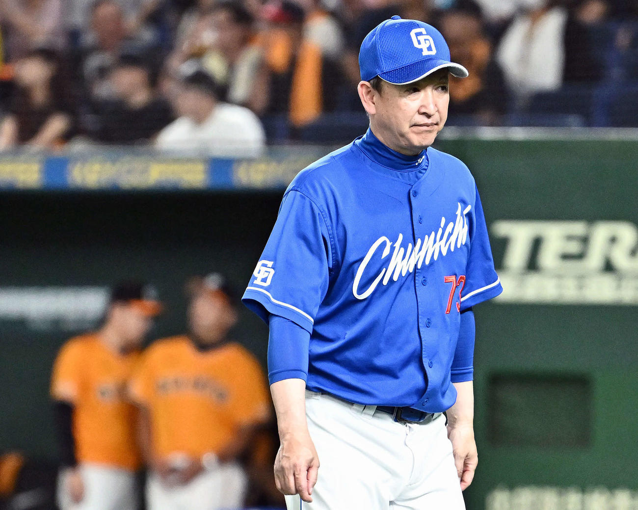 巨人対中日　交代を告げる中日立浪監督（撮影・滝沢徹郎）
