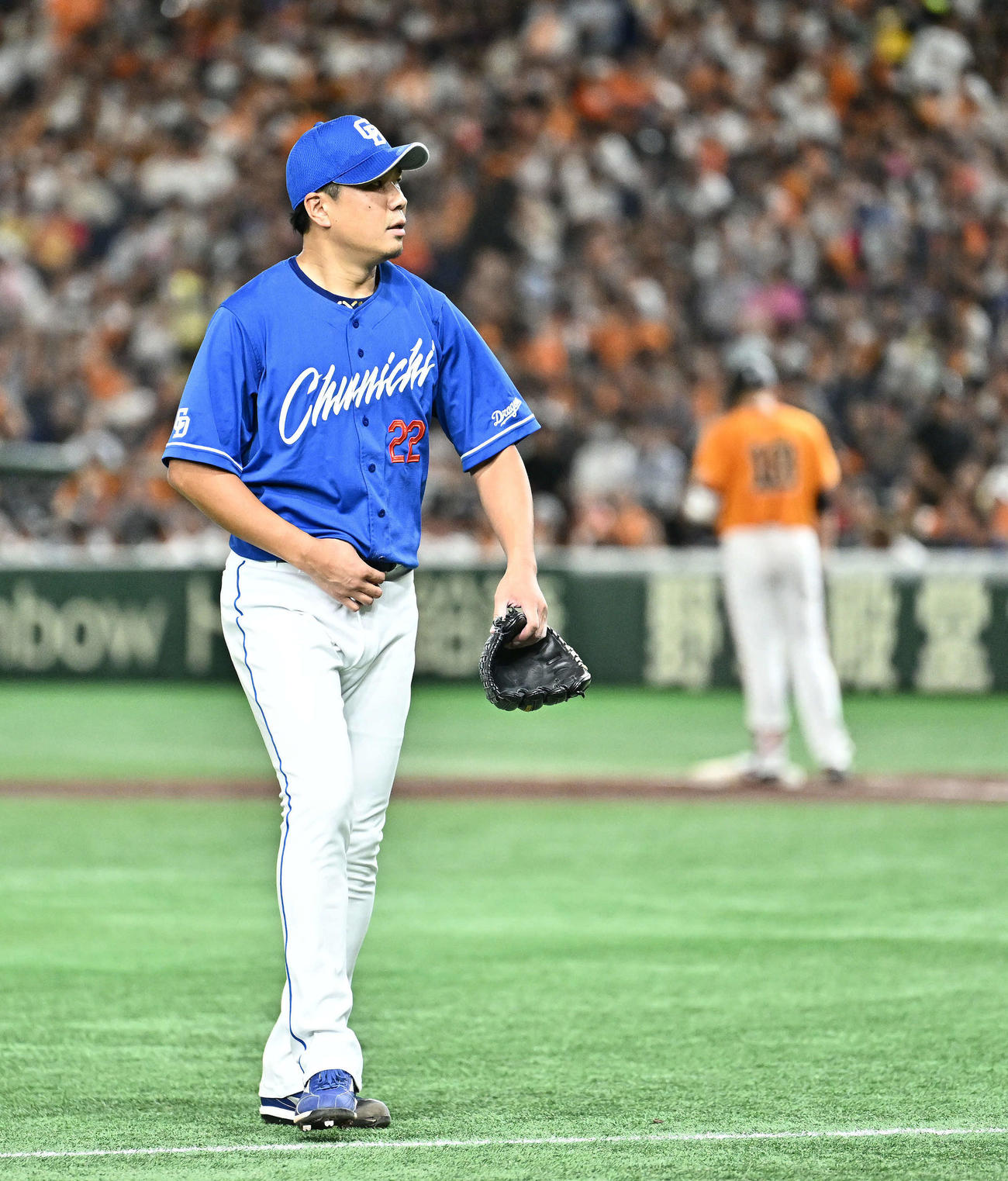 巨人対中日　3回裏巨人2死、菅野（後方）を二飛に打ち取った大野（撮影・滝沢徹郎）