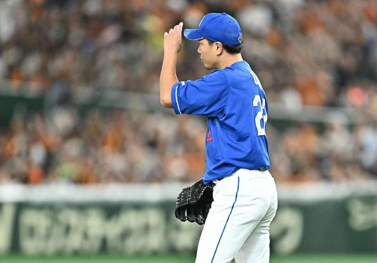 巨人対中日　7回裏巨人無死、モンテスに中前打を許した大野（撮影・滝沢徹郎）