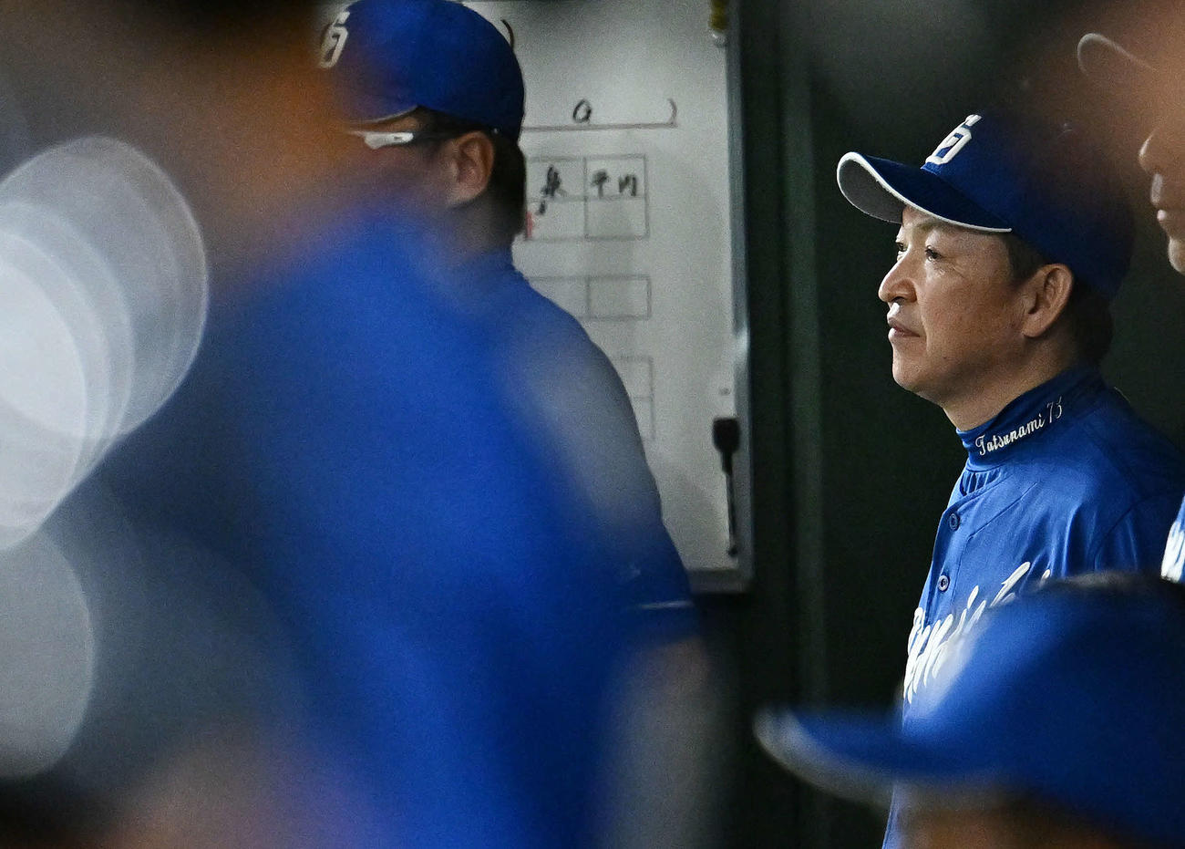 巨人対中日　9回表、ベンチで浮かない表情の中日立浪監督（撮影・滝沢徹郎）