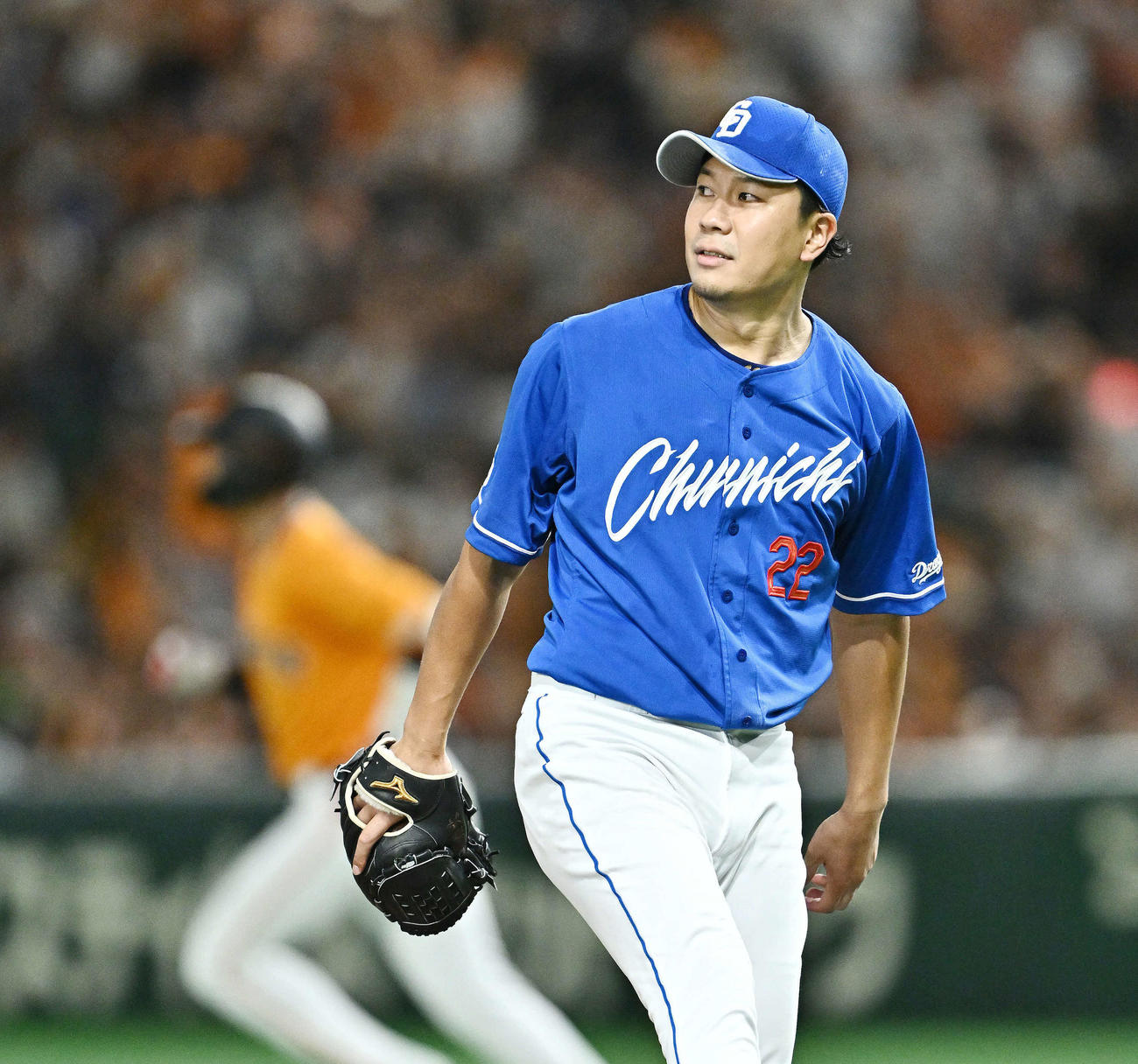 巨人対中日　7回裏巨人1死一塁、坂本（後方）に2点本塁打を許す大野（撮影・滝沢徹郎）
