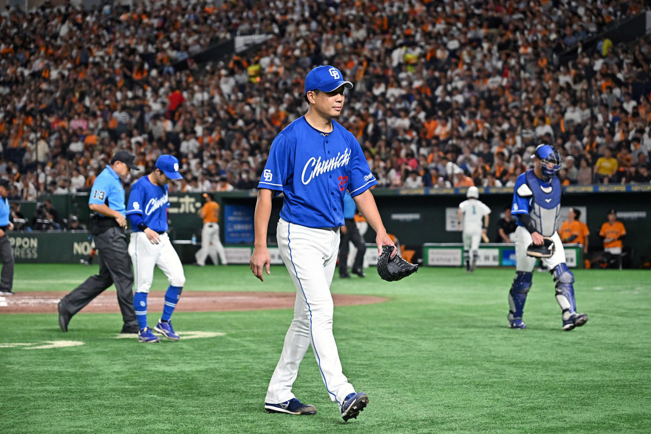 巨人対中日　7回裏に先制を許し、悔しげに引き揚げる中日先発の大野（手前）（撮影・滝沢徹郎）