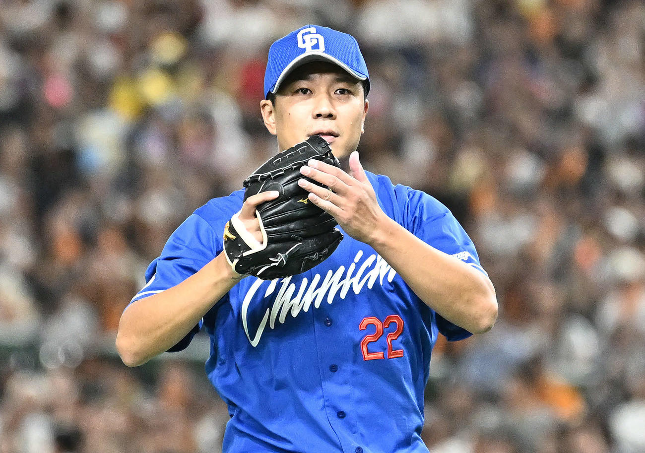 巨人対中日　2回裏巨人無死、岡本和の打球を好捕した左翼手川越に拍手を送る大野（撮影・滝沢徹郎）