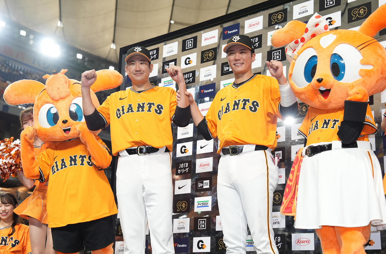 巨人対中日　お立ち台で笑顔の巨人菅野（左）と坂本（撮影・鈴木みどり）