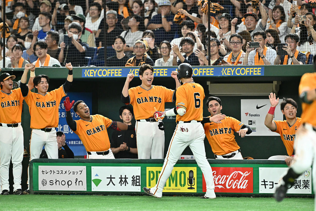 巨人対中日　7回裏巨人1死一塁、先制2点本塁打を放った坂本（手前）をガッツポーズで迎える菅野（中央）ら（撮影・滝沢徹郎）