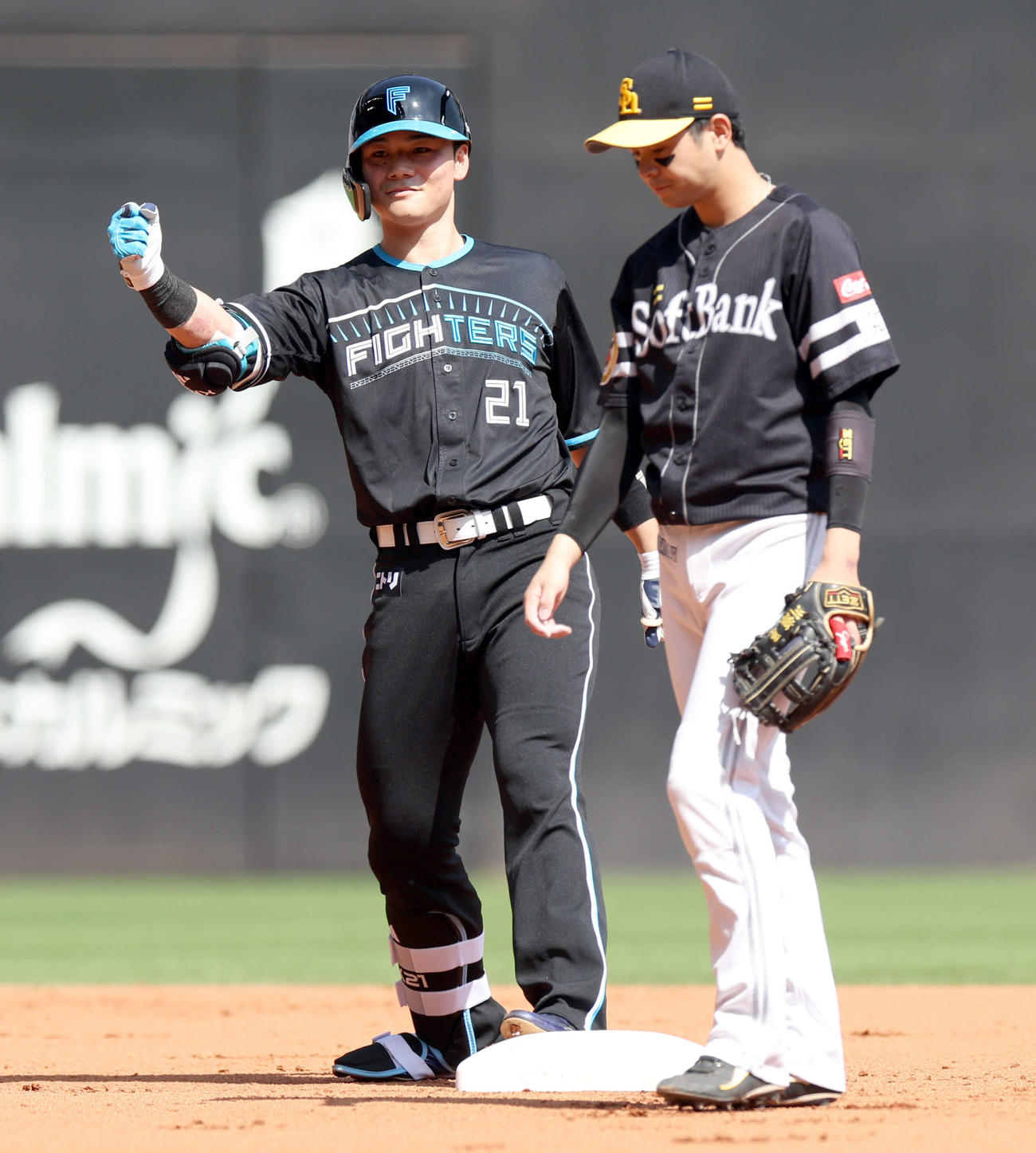 本ハム対ソフトバンク　1回裏日本ハム1死一、二塁、清宮は適時二塁打を放ちガッツポーズをする（撮影・佐藤翔太）