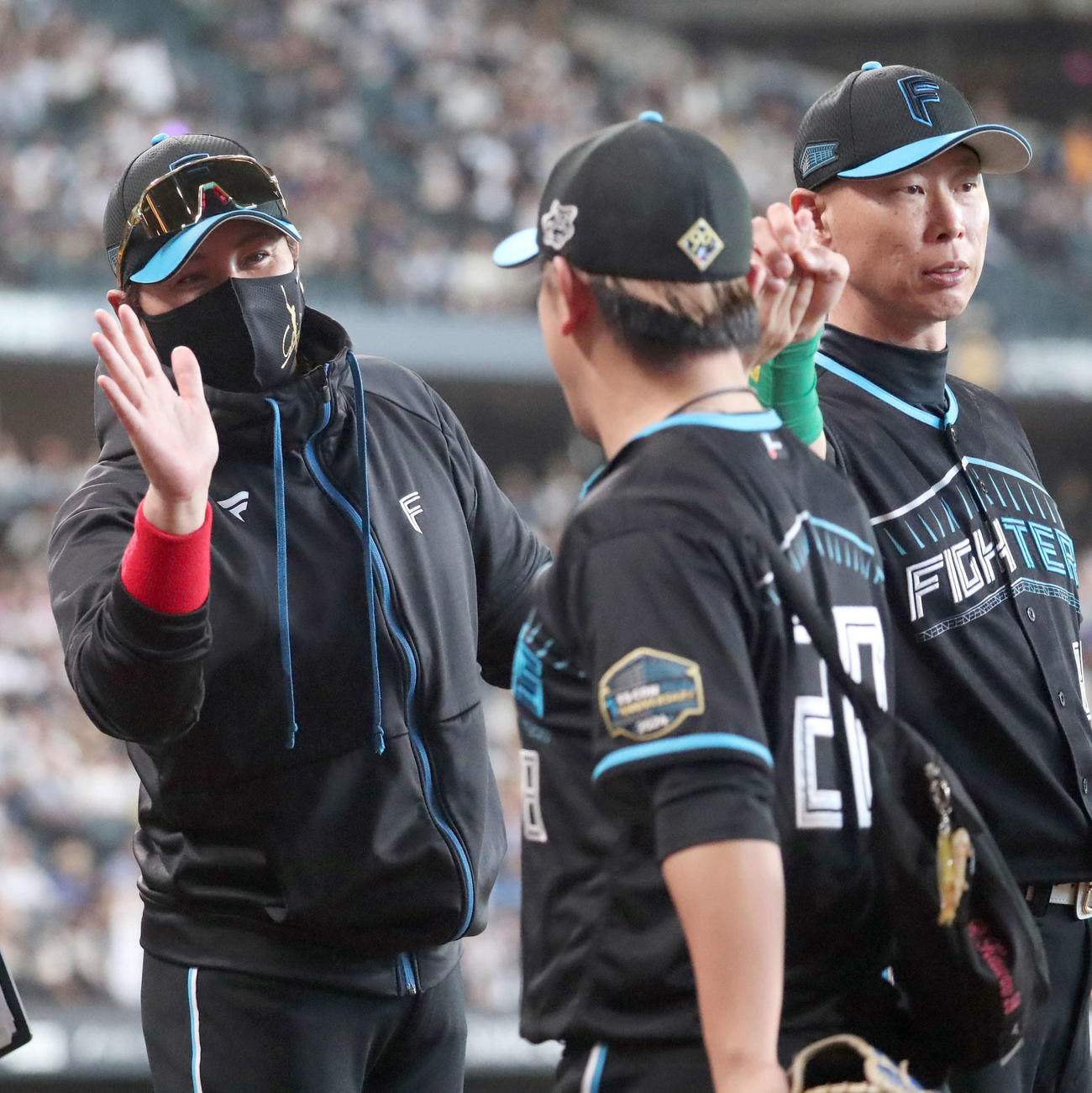 日本ハム対ソフトバンク　試合終了後、ナインを出迎える日本ハム新庄監督（左）（撮影・佐藤翔太）