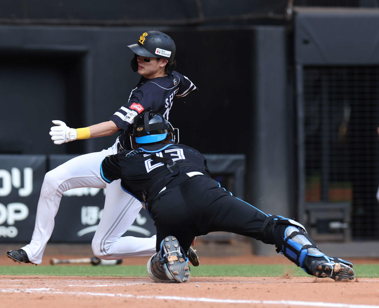 日本ハム対ソフトバンク　3回表ソフトバンク1死一、二塁、牧原大の左前打で生還を試みるも本塁でタッチアウトになる周東。捕手伏見（撮影・佐藤翔太）