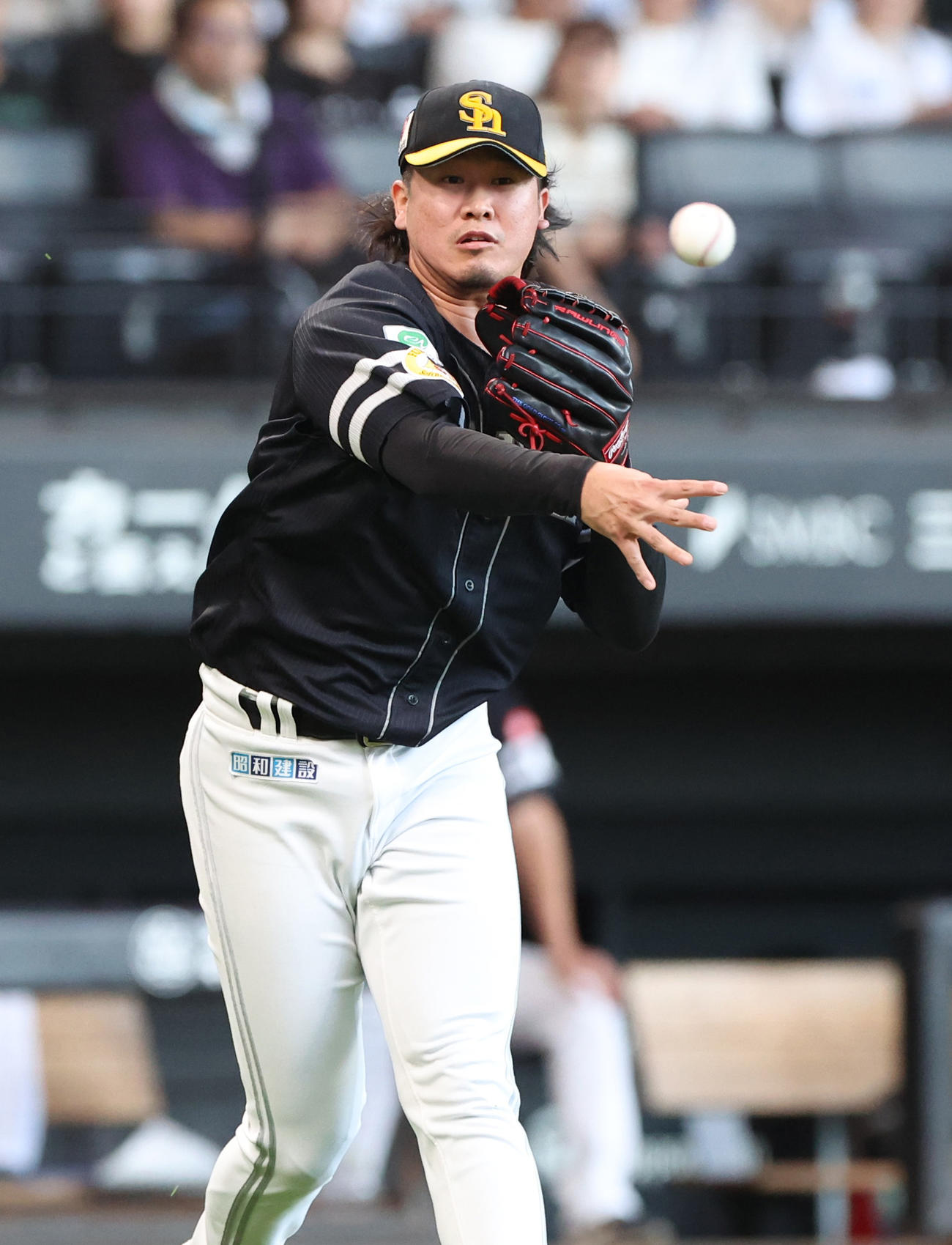 日本ハム対ソフトバンク　6回裏日本ハム無死二塁、一塁に悪送球する杉山（撮影・佐藤翔太）