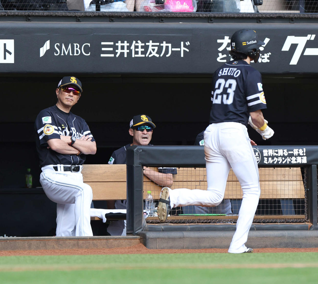 日本ハム対ソフトバンク　3回表ソフトバンク1死一、二塁、牧原大の左前打で生還を試みるも周東が本塁でタッチアウトになりベンチで腕を組む小久保監督（左）（撮影・佐藤翔太）