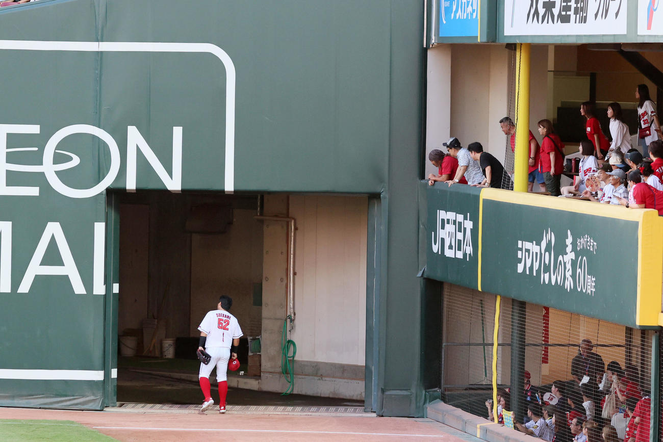 広島対阪神　1回表阪神無死、左翼の末包はフェンスの扉が開いたまま係員がおらず、中を覗くが試合開始できず（撮影・加藤哉）