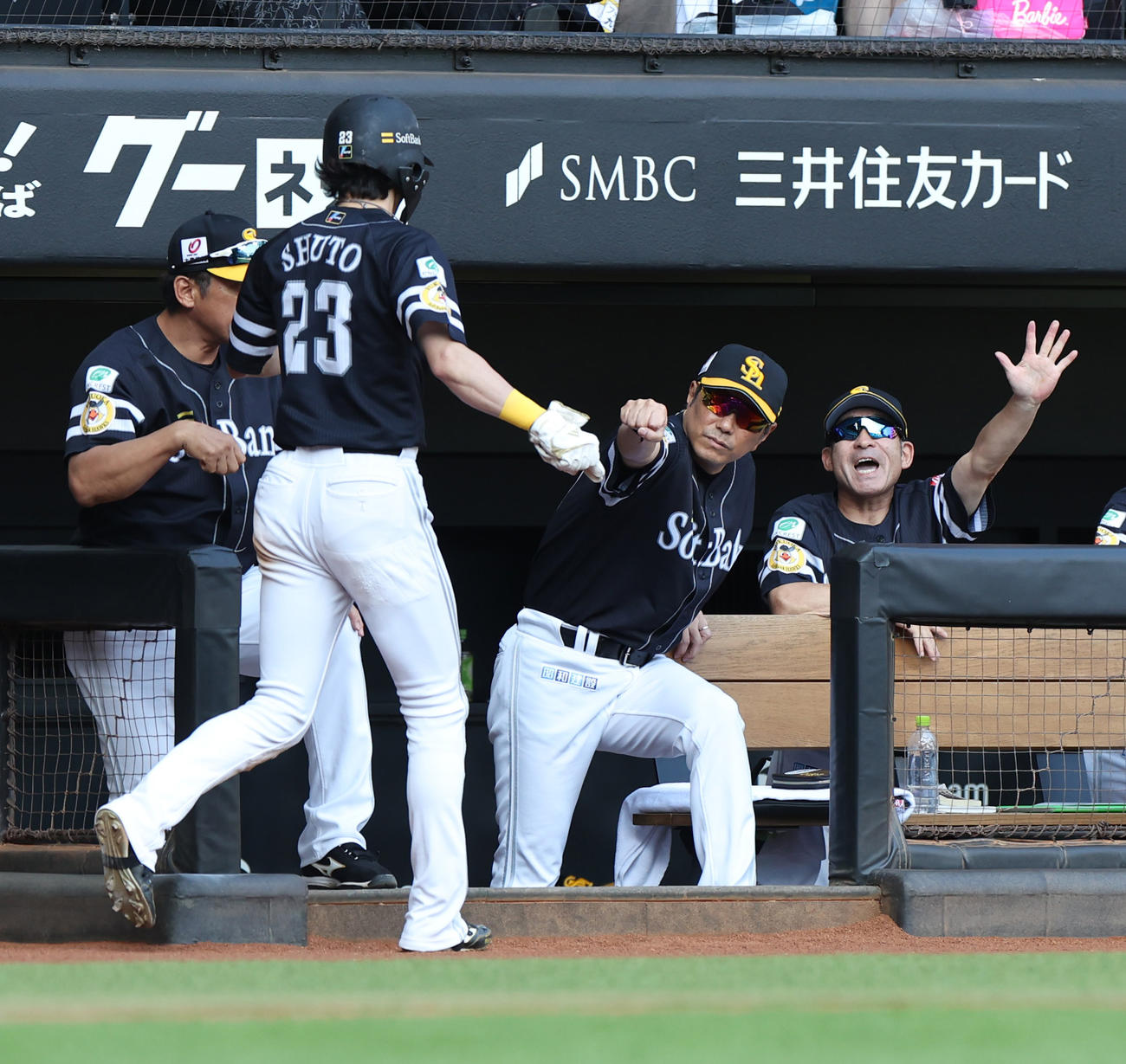 日本ハム対ソフトバンク　5回表ソフトバンク1死三塁、川瀬の適時三塁打で生還した周東を出迎える小久保監督（中央）（撮影・佐藤翔太）