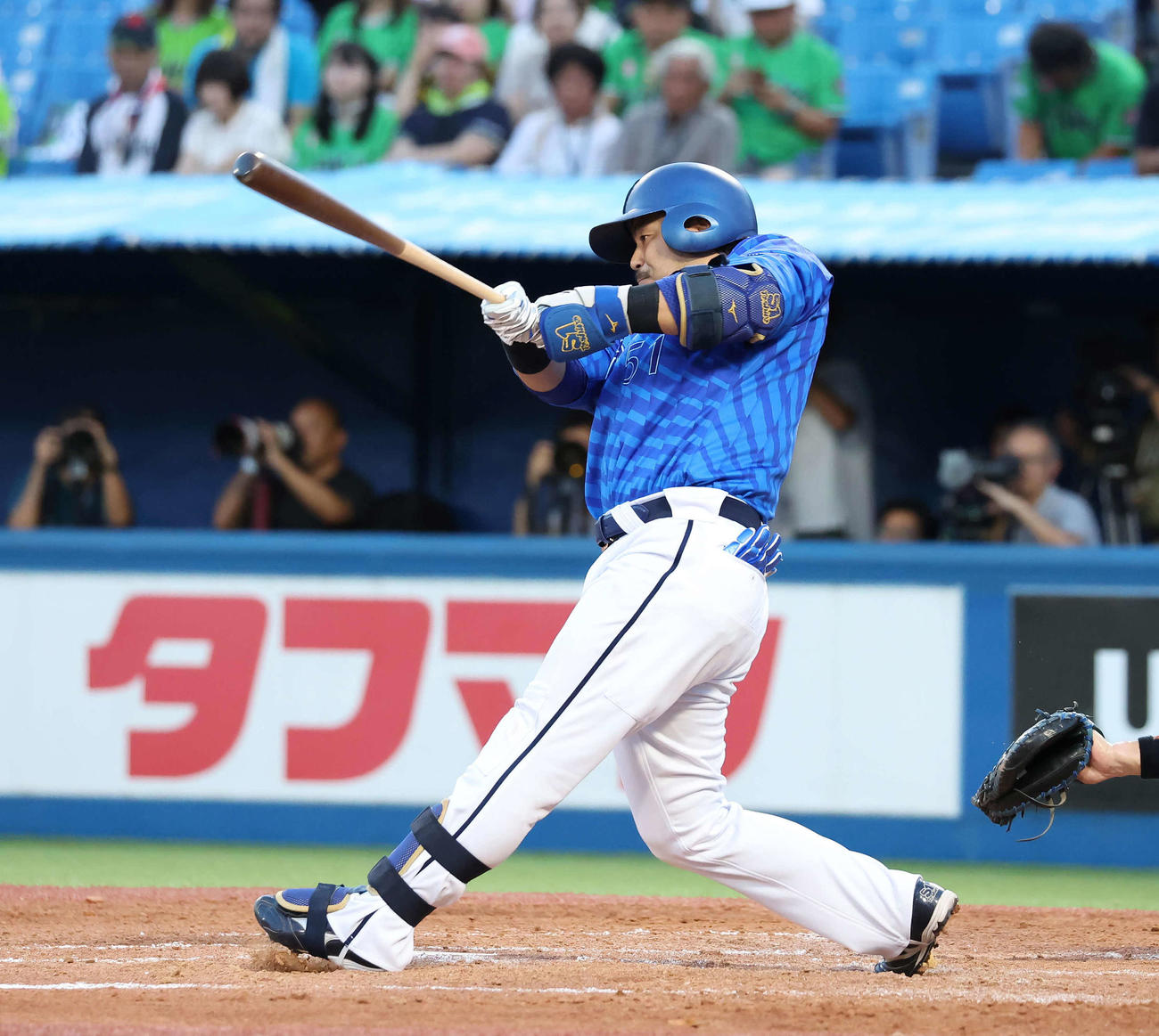 ヤクルト対DeNA 3回表DeNA2死一、二塁、宮崎は左越えに3点本塁打を放つ（撮影・丹羽敏通）