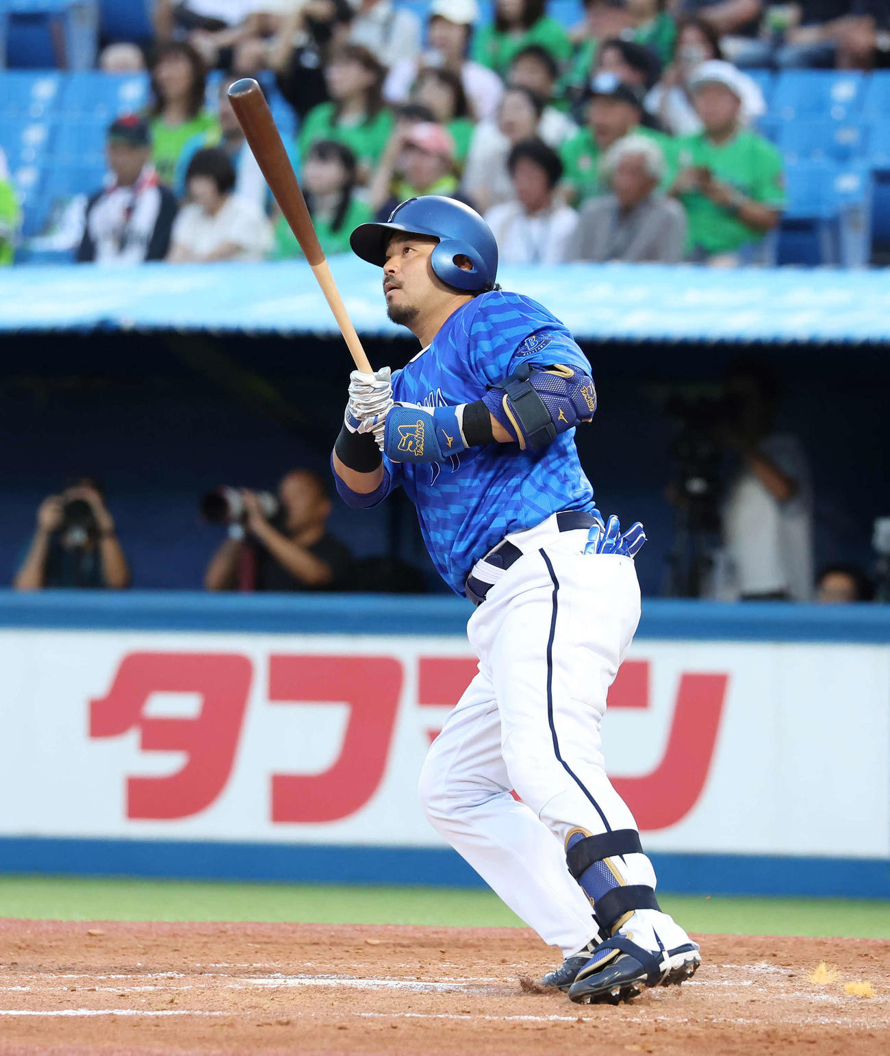 ヤクルト対DeNA 3回表DeNA2死一、二塁、宮崎は左越えに3点本塁打を放つ（撮影・丹羽敏通）