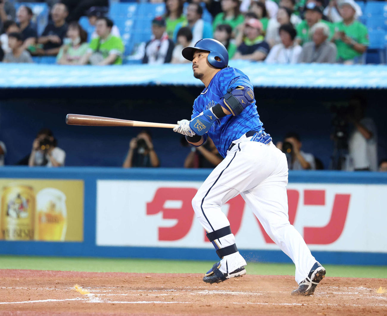 ヤクルト対DeNA 3回表DeNA2死一、二塁、宮崎は左越えに3点本塁打を放つ（撮影・丹羽敏通）