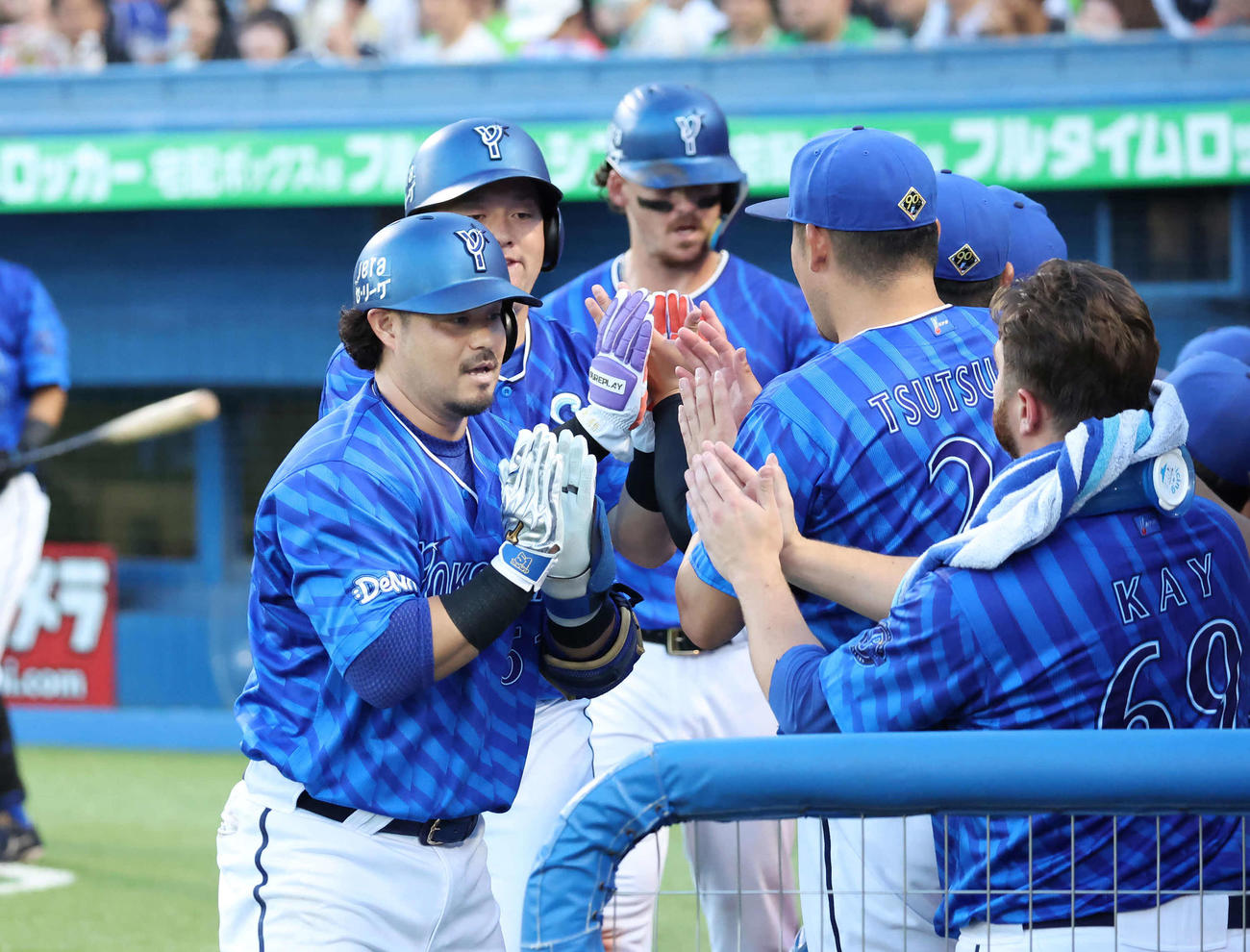 ヤクルト対DeNA 3回表DeNA2死一、二塁、宮崎は3点本塁打を放ちナインの祝福を受ける（撮影・丹羽敏通）