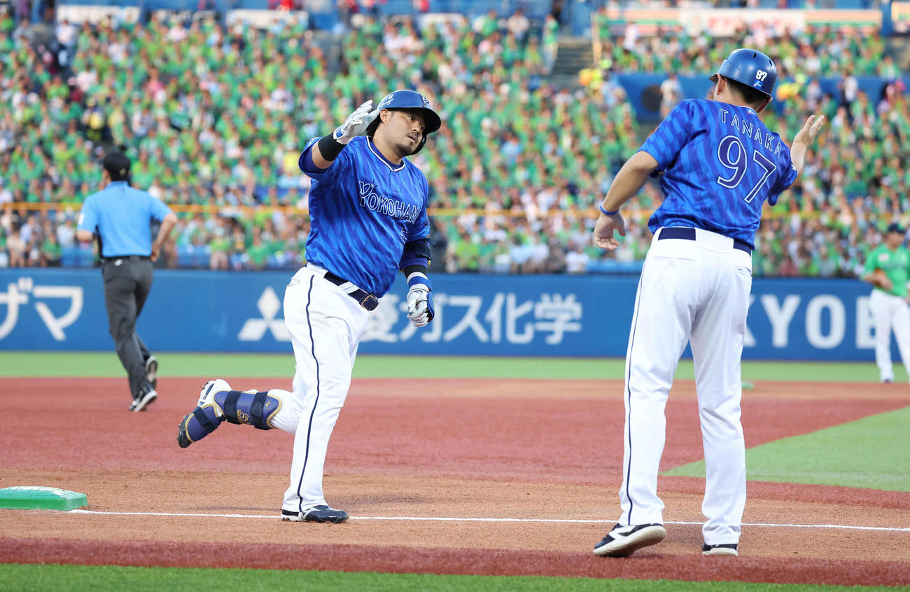 ヤクルト対DeNA 3回表DeNA2死一、二塁、宮崎は3点本塁打を放ち三塁を回る（撮影・丹羽敏通）