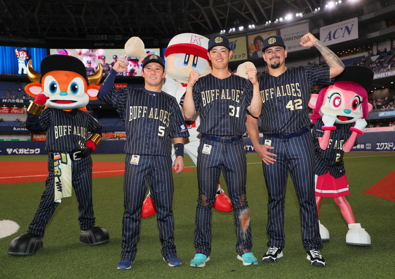 オリックス対ロッテ　ヒーローインタビューを終えポーズをとる、左から西野、太田、マチャド（撮影・宮崎幸一）