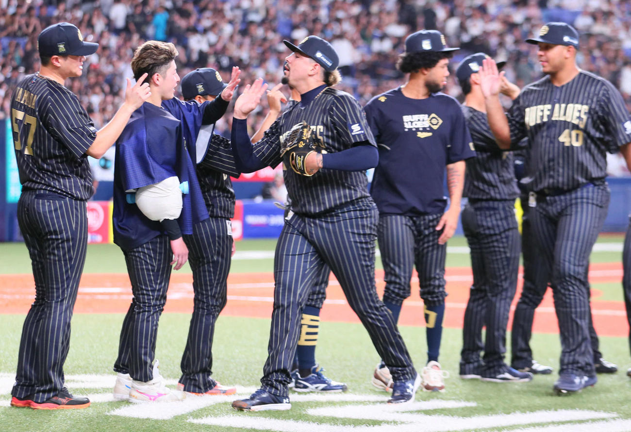 オリックス対ロッテ　最後を締めたマチャド（左から4人目）は3勝目を挙げた吉田（同2人目）とハイタッチ（撮影・宮崎幸一）
