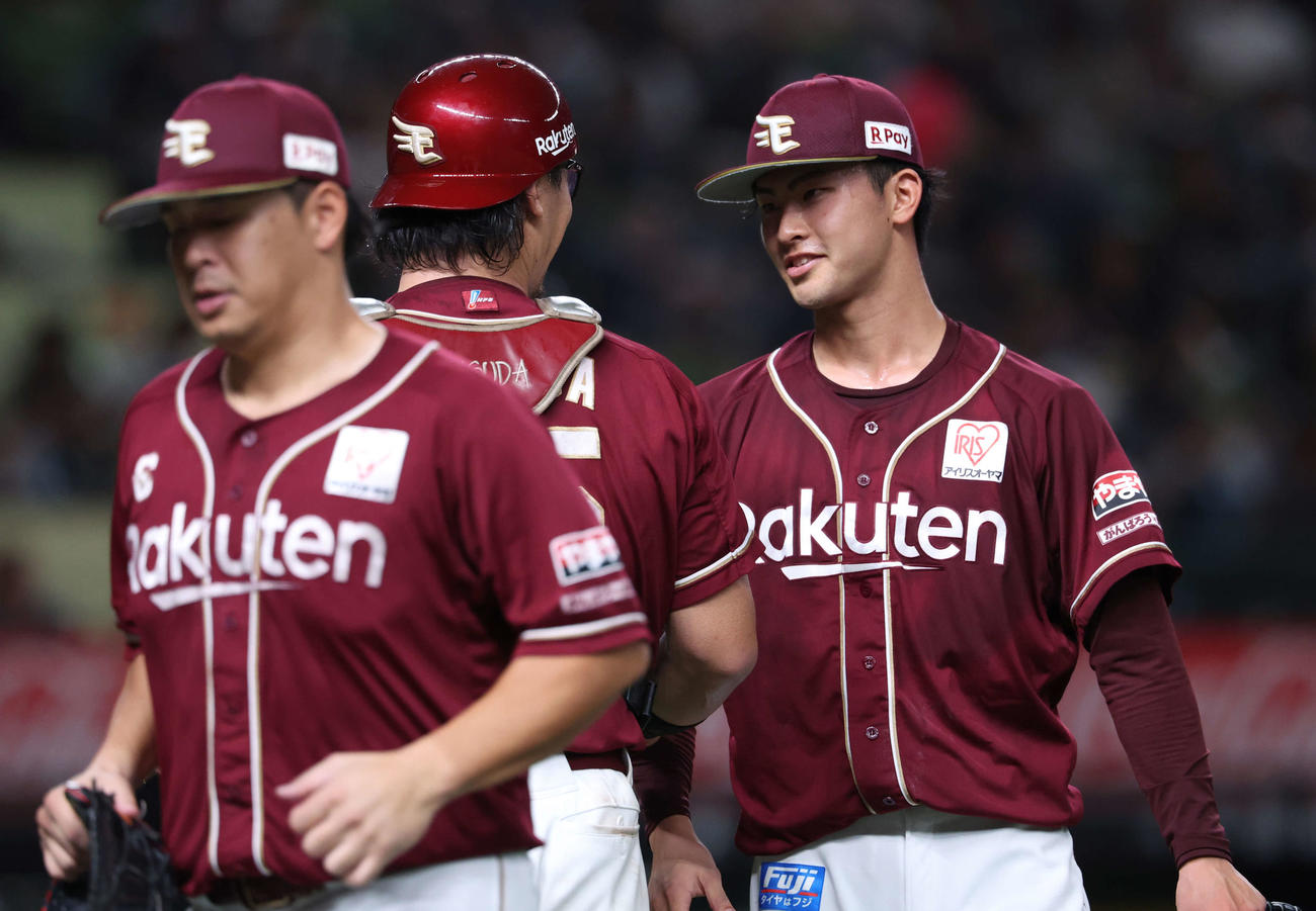 西武対楽天　5回裏を抑え、安田（後方左）と言葉を交わす古謝（撮影・河田真司）