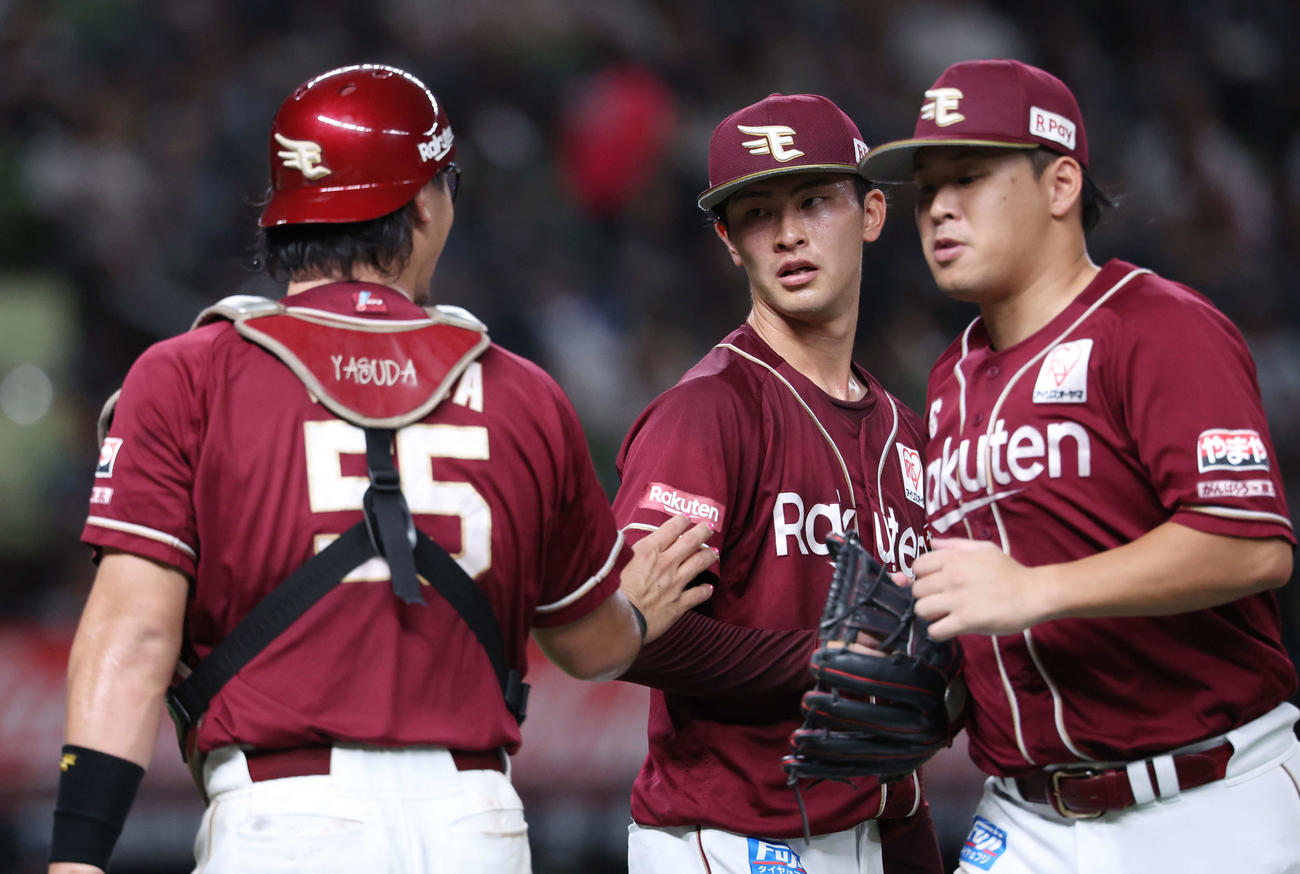 西武対楽天　5回裏を抑え、安田（左）と言葉を交わす古謝（撮影・河田真司）