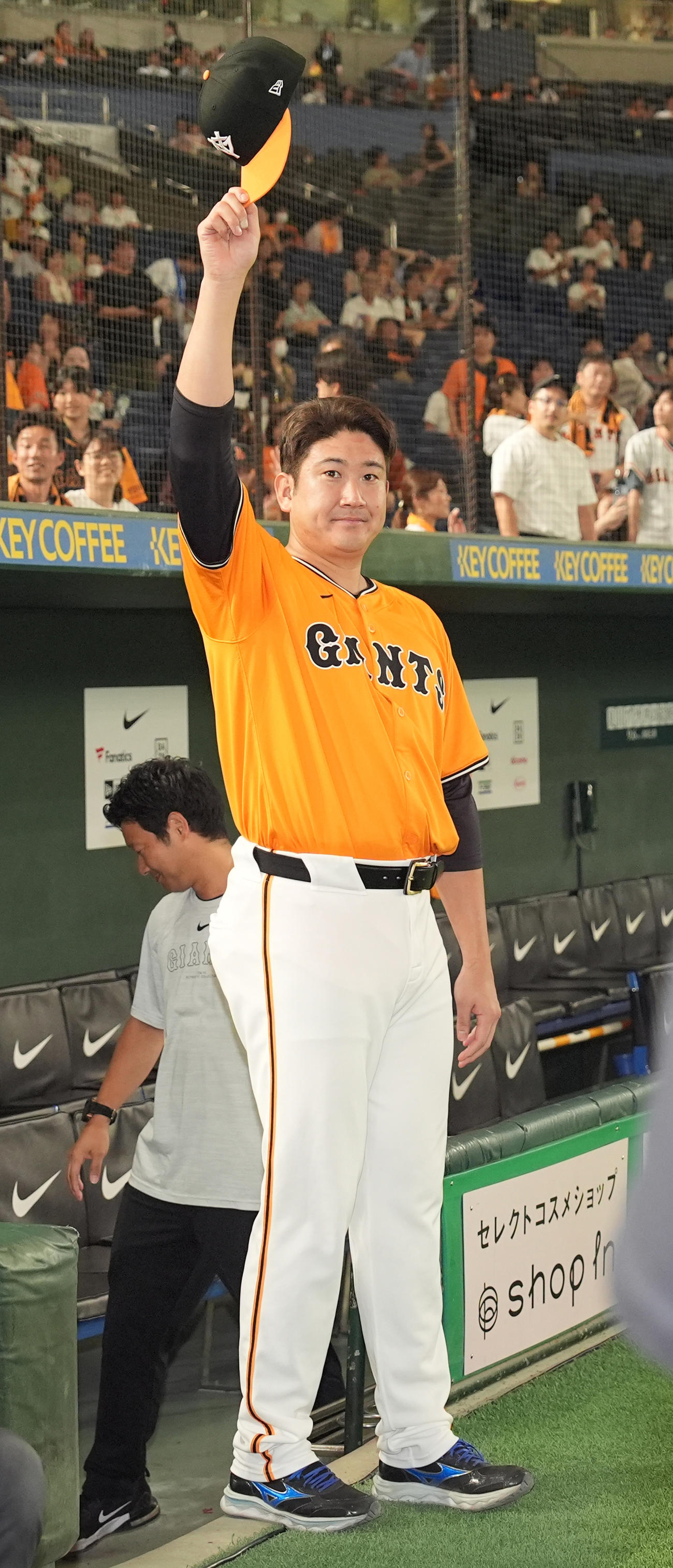 巨人対中日　ファンの声援に応える巨人菅野（撮影・鈴木みどり）
